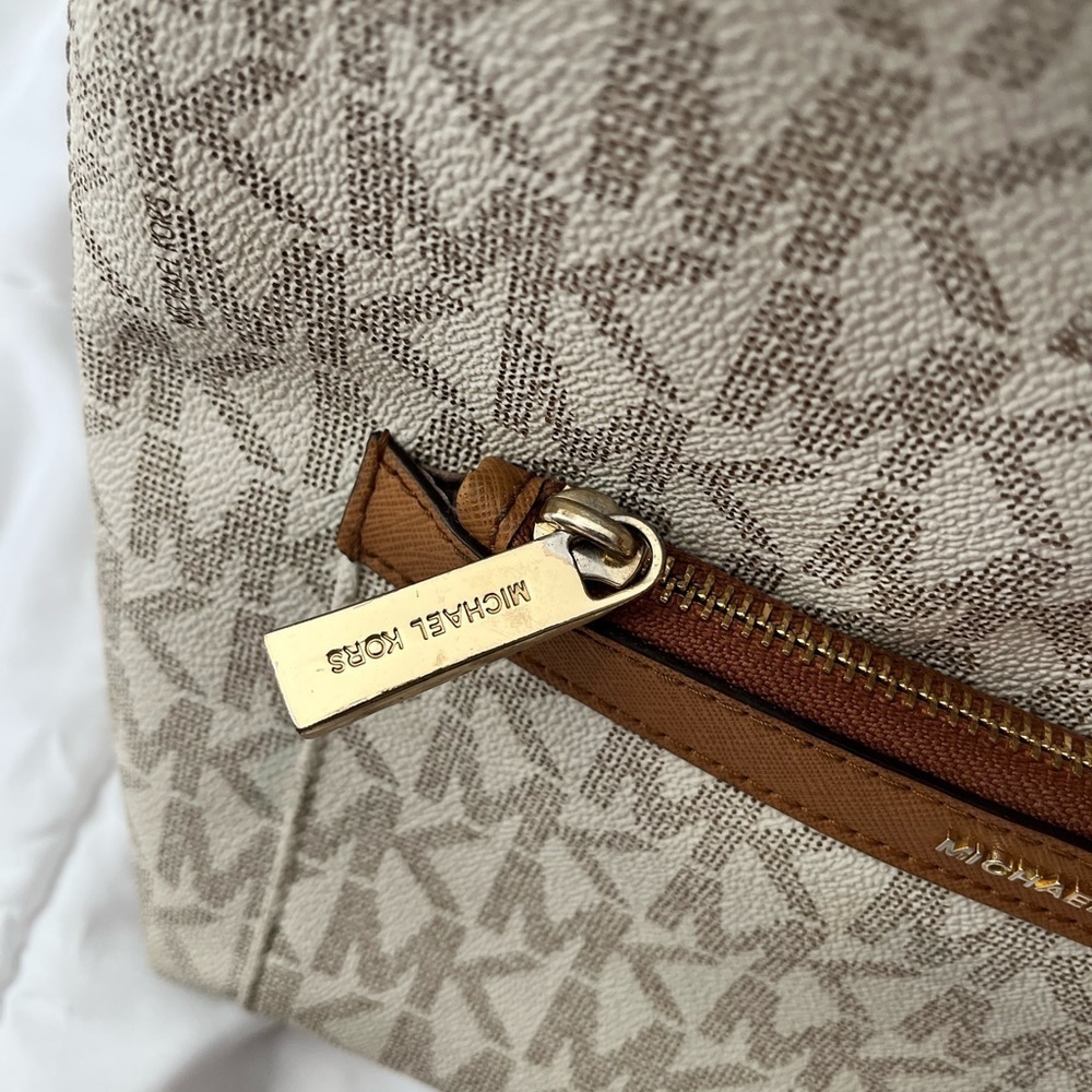 Michael Kors Signature Jet Set Charm Large  Crossbody‎ - Picture 3 of 5